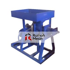 Mesin pencetak briket digunakan untuk membentuk briket batok kelapa yang telah dicampur, mendukung fungsi briket batok kelapa sebagai sumber energi alternatif yang efisien dan ramah lingkungan
